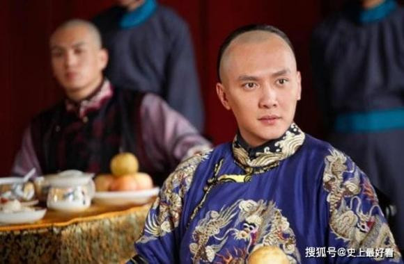 Đồng thời, hoàng tử Dận Lễ được hoàng đế Ung Chính giao cho nhiều trọng trách quan trọng trong triều đình và quân đội.