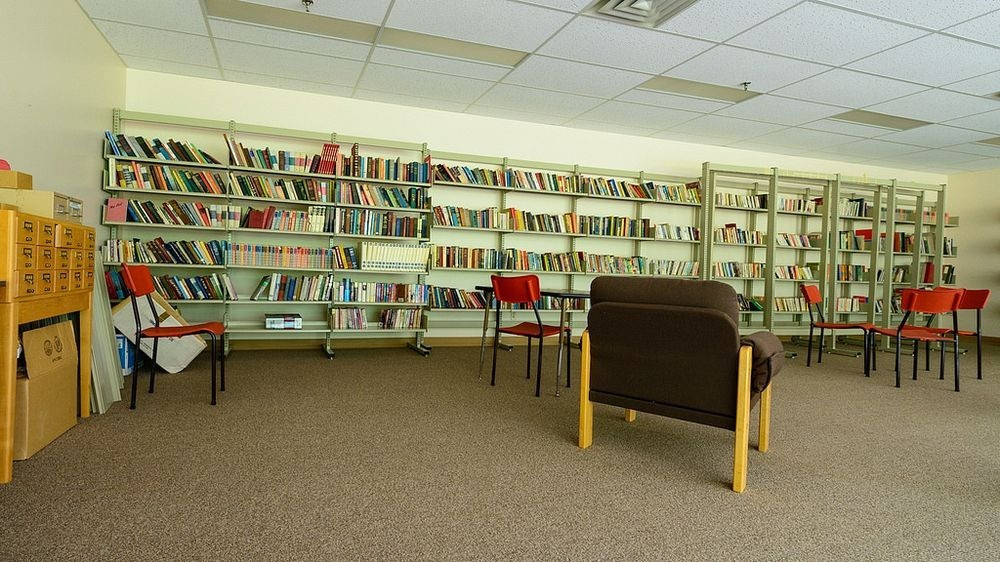 Vào ban đêm, những ngôi nhà được bật sáng đèn giống như có người ở. Khi vào bên trong, nhiều người vô cùng bất ngờ khi mọi thứ rất gọn gàng, sạch sẽ chứ không hoang tàn, bụi phủ kín như nhiều nơi khác.