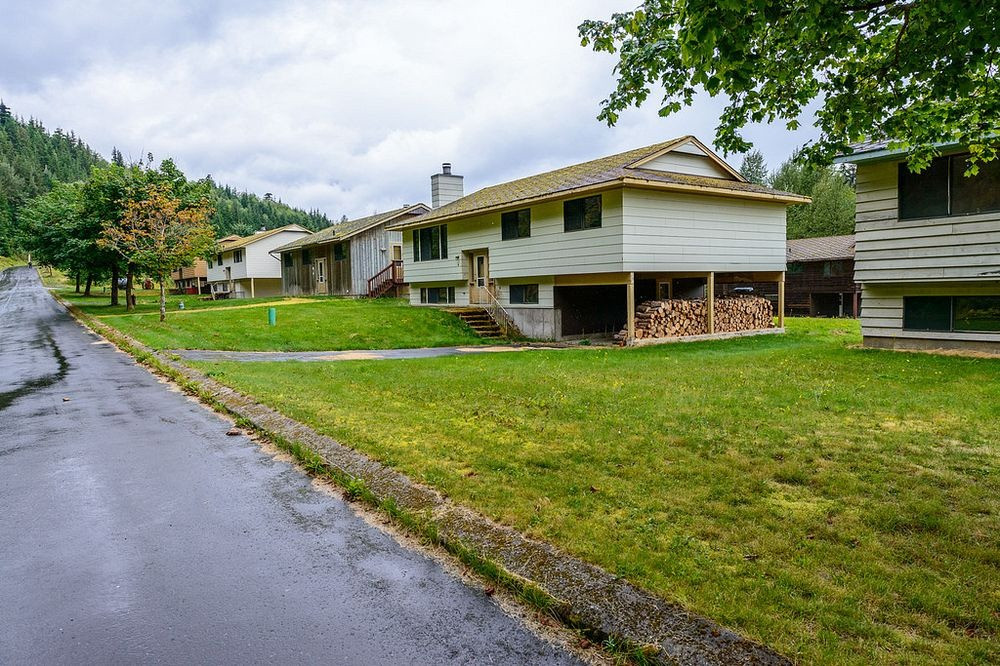 Một thị trấn ma nổi tiếng thế giới là Kitsault ở British Columbia, Canada. Khác với nhiều thị trấn ma hoang tàn, mục nát, u ám, các ngôi nhà, cửa hàng... ở Kitsault không có người sinh sống nhưng đều rất sạch sẽ, gọn gàng. Đặc biệt, thị trấn này luôn sáng đèn vào ban đêm.