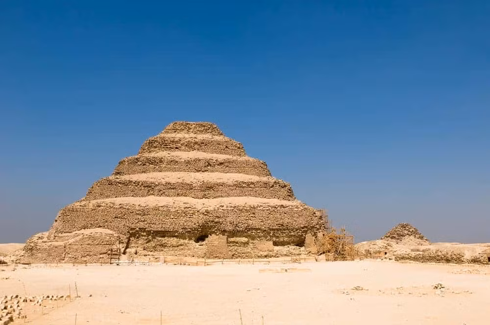 Kim tự tháp bậc thang Djoser có chiều cao khoảng 63m, bao gồm 6 bậc thang xếp chồng lên nhau. Phía dưới công trình kỳ vĩ này là một hầm mộ sâu 28m.