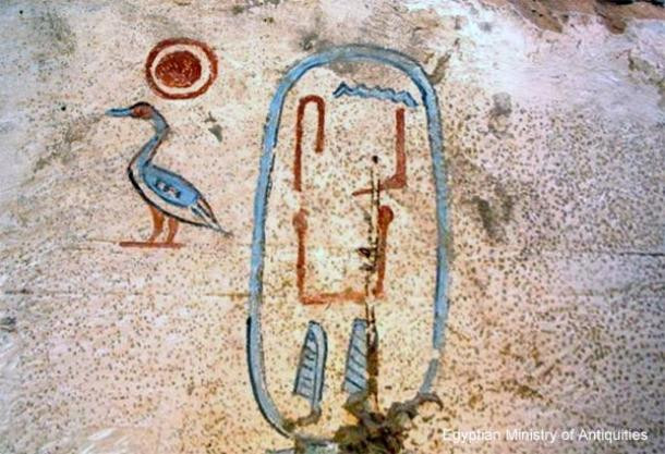 Căn cứ vào tình trạng của lăng mộ, các chuyên gia xác định mộ phần của pharaoh Seneb Kay đã bị những kẻ trộm mộ xâm phạm. Bởi lẽ, nhiều đồ tùy táng giá trị đã bị kẻ gian lấy đi.