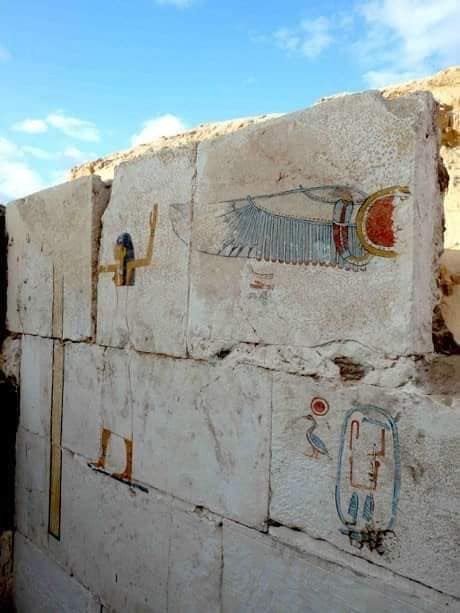 Thậm chí, xác ướp của pharaoh Seneb Kay cũng bị những kẻ trộm mộ hủy hoại, xé thành nhiều mảnh.