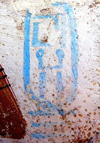 Các bình đựng nội tạng của pharaoh Seneb Kay được đặt trong một hộp gỗ tuyết tùng cũng bị phân hủy khá nghiêm trọng.