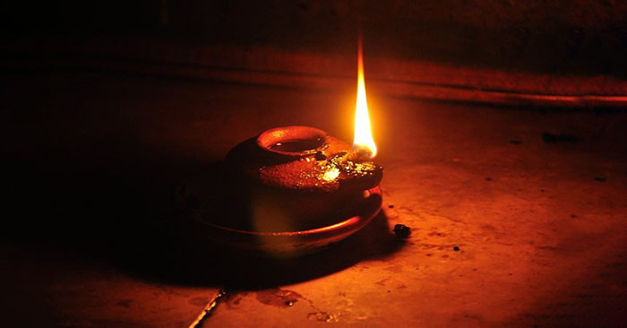 Ngoài cỗ quan tài, các chuyên gia còn phát hiện bên trong mộ có một ngọn đèn dầu cháy hơn 600 năm không tắt. Họ cho rằng đây chính là "ngọn lửa bất diệt" giúp thi hài không bị phân hủy và soi đường cho linh hồn sang thế giới bên kia.