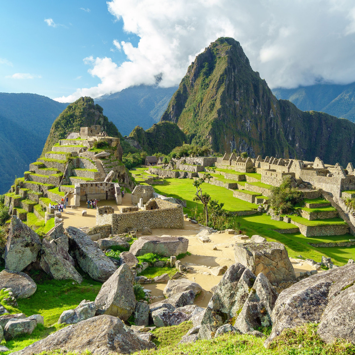 Với niên đại vài trăm năm tuổi, Machu Picchu hiện nay bị đe dọa bởi cháy rừng vào mùa Hè và có nguy cơ sạt lở đất do mưa lớn vào mùa Đông.