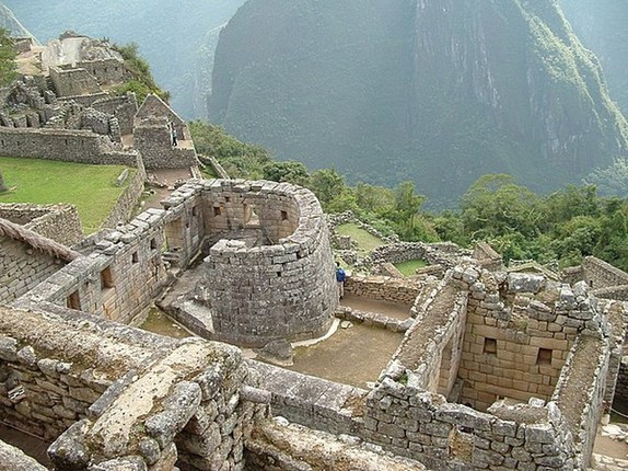 Theo các nhà khảo cổ, 3 khu vực chính trong Machu Picchu gồm: khu vực linh thiêng, khu vực dân chúng ở phía Nam và khu vực của các thầy tu cùng với tầng lớp quý tộc. Trong đó, khu vực linh thiêng được các nhà khảo cổ học quan tâm nhất.