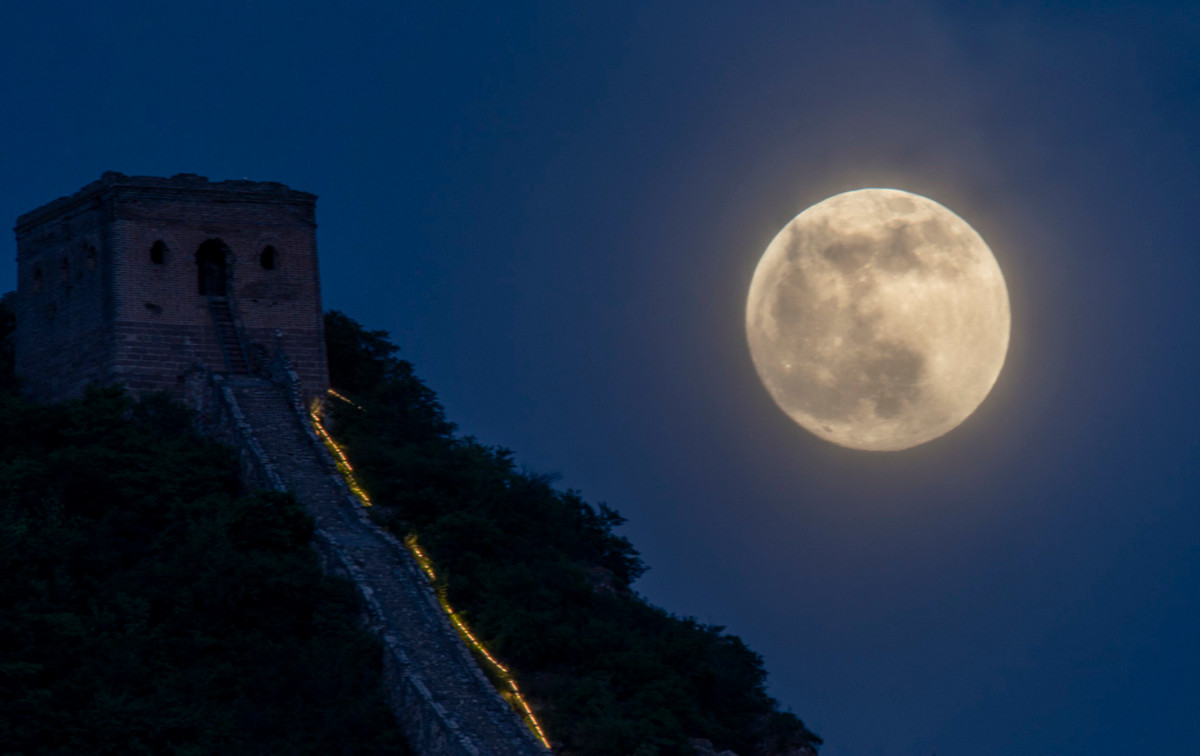 Theo các nhà khoa hiện tượng siêu trăng xảy ra khi Mặt trăng nằm ở vị trí xung đối với Mặt trời. Vậy nên, toàn bộ bề mặt của Mặt trăng sẽ được chiếu sáng.