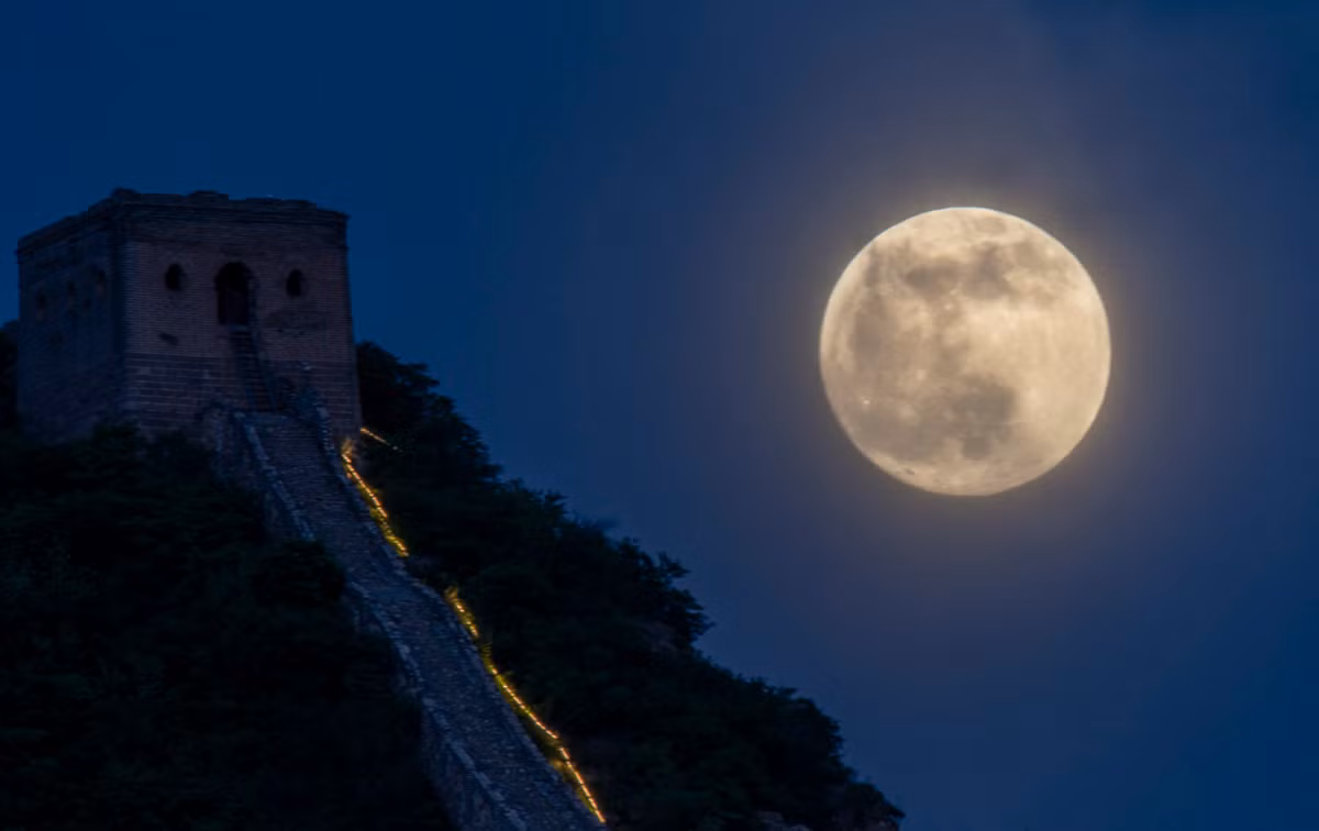 Theo các nhà khoa hiện tượng siêu trăng xảy ra khi Mặt trăng nằm ở vị trí xung đối với Mặt trời. Vậy nên, toàn bộ bề mặt của Mặt trăng sẽ được chiếu sáng.