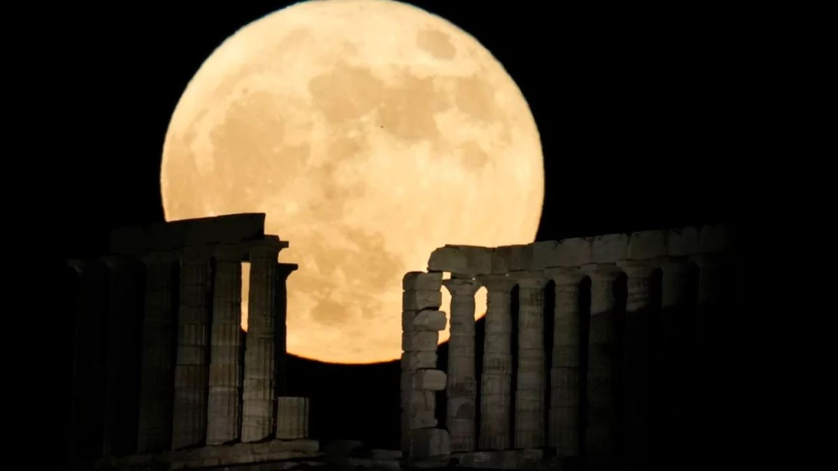 Lần siêu trăng đầu tiên trong năm 2022 diễn ra vào 14/6 và còn được gọi là Trăng Dâu. Lần siêu trăng thứ 3 và cũng là cuối cùng trong năm nay sẽ diễn ra vào 12/8 (tức Rằm tháng Bảy âm lịch).