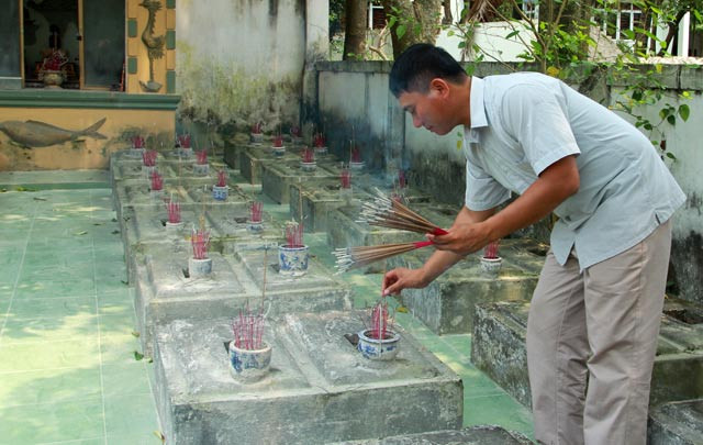 Do vậy, khi cá voi chết dạt vào bờ biển, ngư dân tiến hành chôn cất, hương khói và thờ phụng. Truyền thống này được ngư dân duy trì trong nhiều thế kỷ qua.