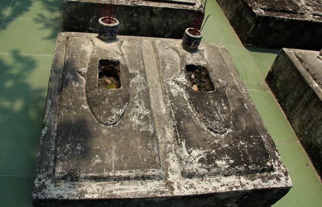 Một truyền thuyết khác kể rằng, thuyền của vua Gia Long từng gặp nguy hiểm khi di chuyển trên biển. May mắn là thuyền được cá voi cứu giúp nên vua Gia Long bình an trở lại đất liền. Sau khi lên ngôi, vua Gia Long đã sắc phong cho cá voi là Nam Hải Đại Tướng Quân, Ngọc Lân Chi Thần và khuyến dụ ngư dân thờ phụng.