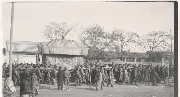 Đi đằng sau quan tài là hàng trăm cung nữ mặc trang phục đỏ, cầm cờ và dải lụa trắng treo rủ. Tiếp đến, một đoàn kỵ binh cưỡi ngựa hộ tống Từ Hy Thái Hậu tới địa điểm chôn cất. Đoàn đưa tang kéo dài chưa từng thấy.