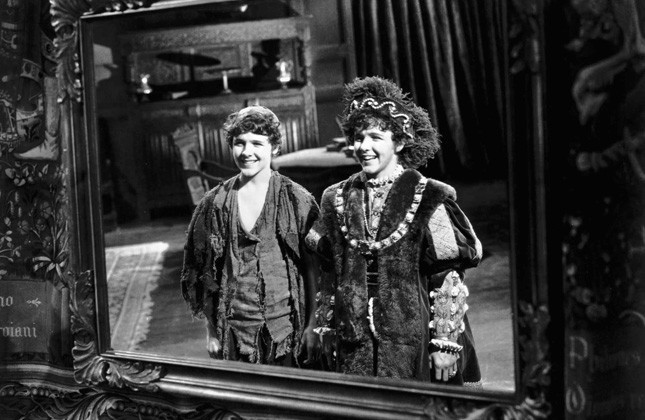 Trong trường hợp hoàng tử phạm những lỗi như cư xử không đúng mực, ham chơi, nghịch ngợm, không làm bài tập... thì đứa trẻ học cùng sẽ bị thầy giáo xử phạt dù họ không phạm lỗi.