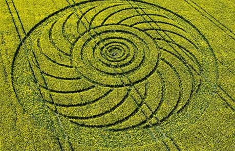 Thậm chí, một số thuyết âm mưu cho rằng những hình vẽ đó có thể được tạo thành từ hiện tượng siêu nhiên, thời tiết dị thường hay các thử nghiệm vũ khí bí mật.