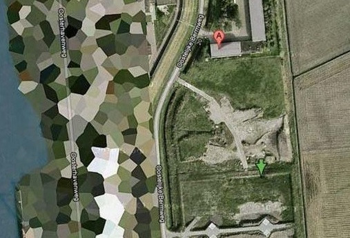Nhiều bể dầu ở Vlissingen, Hà Lan cũng như một vài căn cứ quân sự và căn cứ không quân khác của nước này đều được Google Maps che mờ.