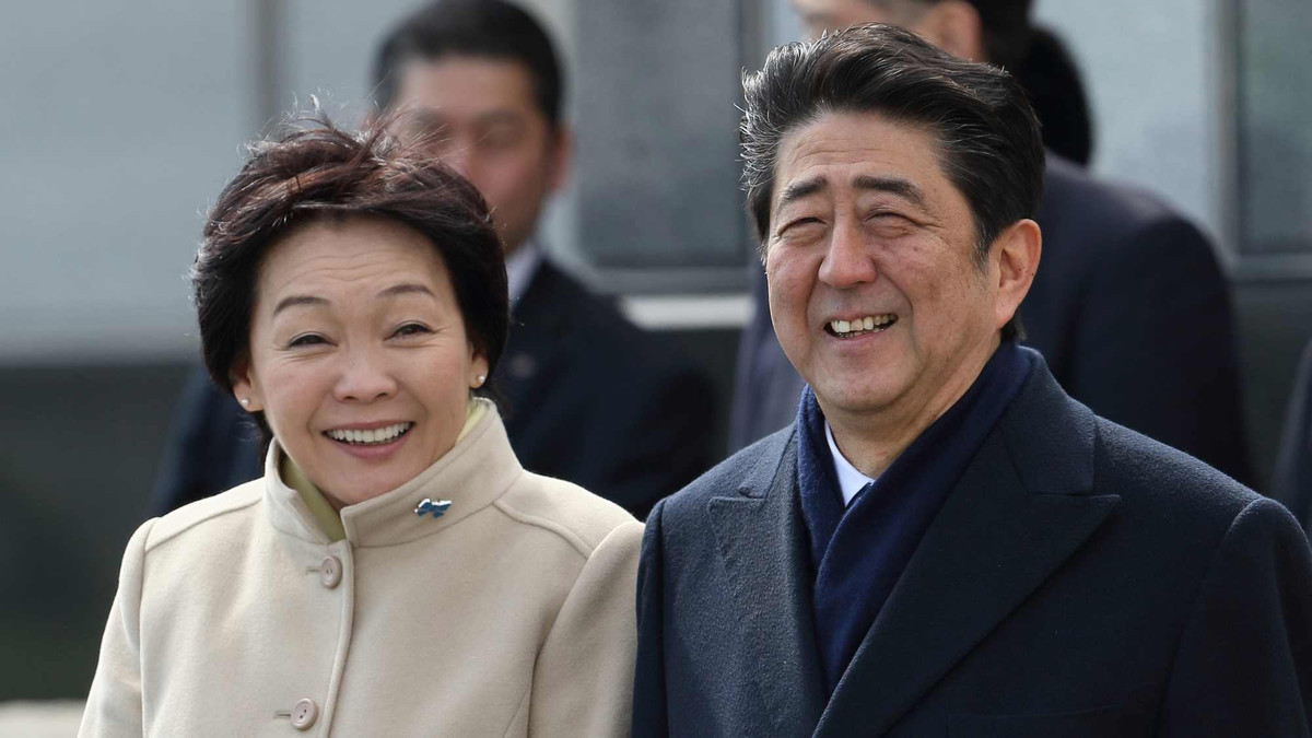 Vào năm 1987, hôn lễ của ông Abe Shinzo và bà Akie Matsuzaki được tổ chức. Trong suốt 35 năm hôn nhân, bà Akie là bạn đời tuyệt vời khi vun vén gia đình, ủng hộ, hỗ trợ đắc lực cho con đường chính trị của chồng.