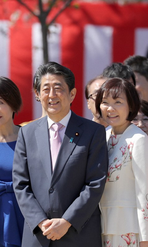 Chia sẻ về vấn đề con cái trong một cuộc phỏng vấn năm 2006, bà Akie nghĩ rằng tất cả là số phận và bà phải chấp nhận nó. "Nhận con nuôi có thể phổ biến ở Mỹ nhưng rất hiếm khi xảy ra ở Nhật. Nếu có, người Nhật cũng chỉ thực hiện trong họ hàng. Theo thời gian, hai vợ chồng chấp nhận việc chúng tôi không được ban phúc để có con. Tôi nghĩ tất cả đều là số phận”, bà Akie tâm sự.