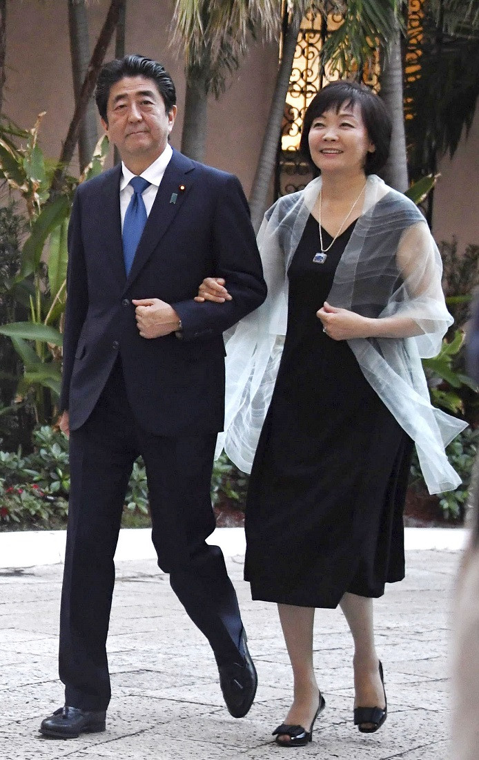 Vợ chồng ông Abe không có người con nào ngay cả khi đã nhờ đến nhiều phương pháp thụ thai khác nhau trong suốt nhiều năm. Cựu Thủ tướng Nhật Bản từng đề nghị vợ nhận con nuôi nhưng bà không đồng ý.