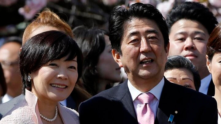 Cụ thể, bạn đời của ông Abe Shinzo là bà Akie Matsuzaki. Hai người có chuyện tình rất đẹp. Sau khi tốt nghiệp Đại học Thánh Tâm ở Tokyo, bà Akie vào làm việc cho một công ty truyền thông và trở thành DJ cho đài phát thanh ở thành phố Shimonoseki (tỉnh Yamaguchi) với biệt danh Akky.