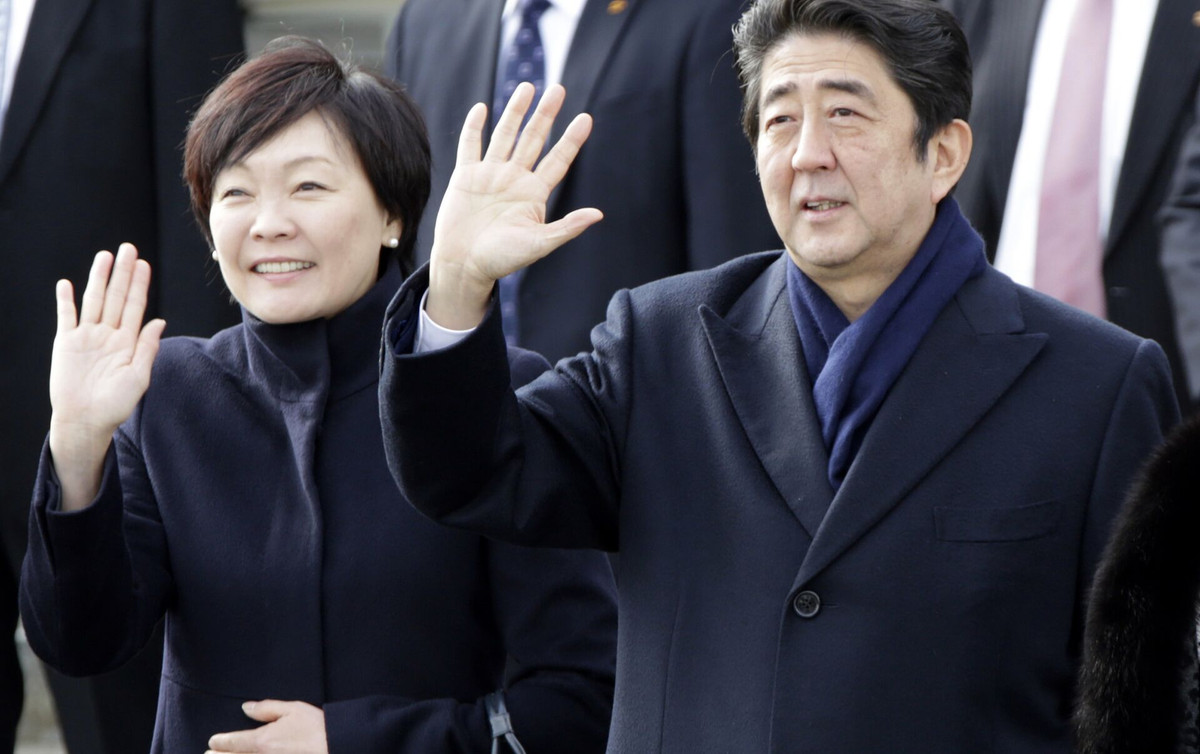 Trong khoảng thời gian này, bà Akie được người chú giới thiệu làm quen với ông Abe Shinzo. Khi ấy, ông là phụ tá mới tham gia vào sự nghiệp chính trị. Theo chia sẻ của bà Akie, ấn tượng đầu tiên của bà về chồng là ông ấy hài hước, trưởng thành và có kiến thức sâu rộng.