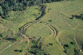 Trước việc phát hiện các hình vẽ kỳ lạ, bí ẩn, các nhà khoa học bắt tay vào nghiên cứu và phát hiện chúng có niên đại khoảng 3.000 - 3.500 tuổi.