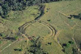 Trước việc phát hiện các hình vẽ kỳ lạ, bí ẩn, các nhà khoa học bắt tay vào nghiên cứu và phát hiện chúng có niên đại khoảng 3.000 - 3.500 tuổi.