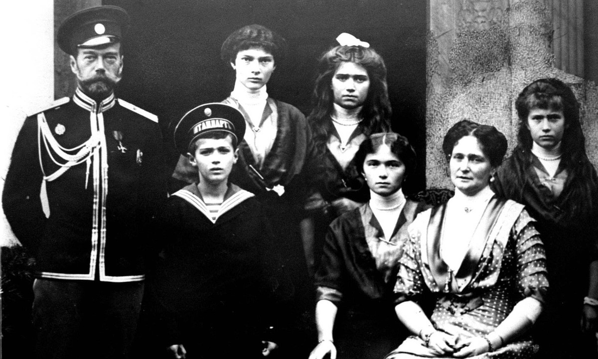 Vào tháng 7/1918, 7 thành viên gồm Sa hoàng Nicholas II bị giết hại trong một tầng hầm ở thành phố Yekaterinburg. Họ được chôn cất trong khu rừng gần đó.