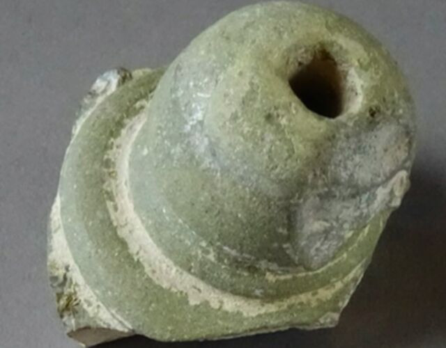 Nhóm nghiên cứu cho rằng những bình gốm này có thể là phiên bản sớm nhất của lựu đạn cầm tay. Vũ khí này có thể từng được sử dụng cuộc Thập tự chinh thời Trung Cổ.