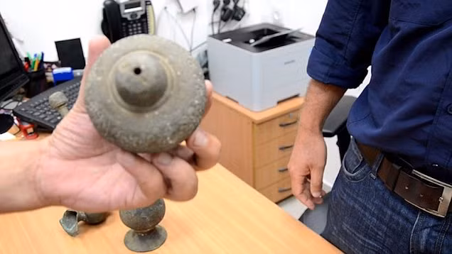 Khi kiểm tra bên trong bình gốm, các nhà nghiên cứu phát hiện dấu vết của những vật liệu gây nổ như: dầu thực vật, mỡ động vật, cùng với các chất oxy hoá như natri nitrat, canxi nitrat, kali nitrat và magie nitrat.