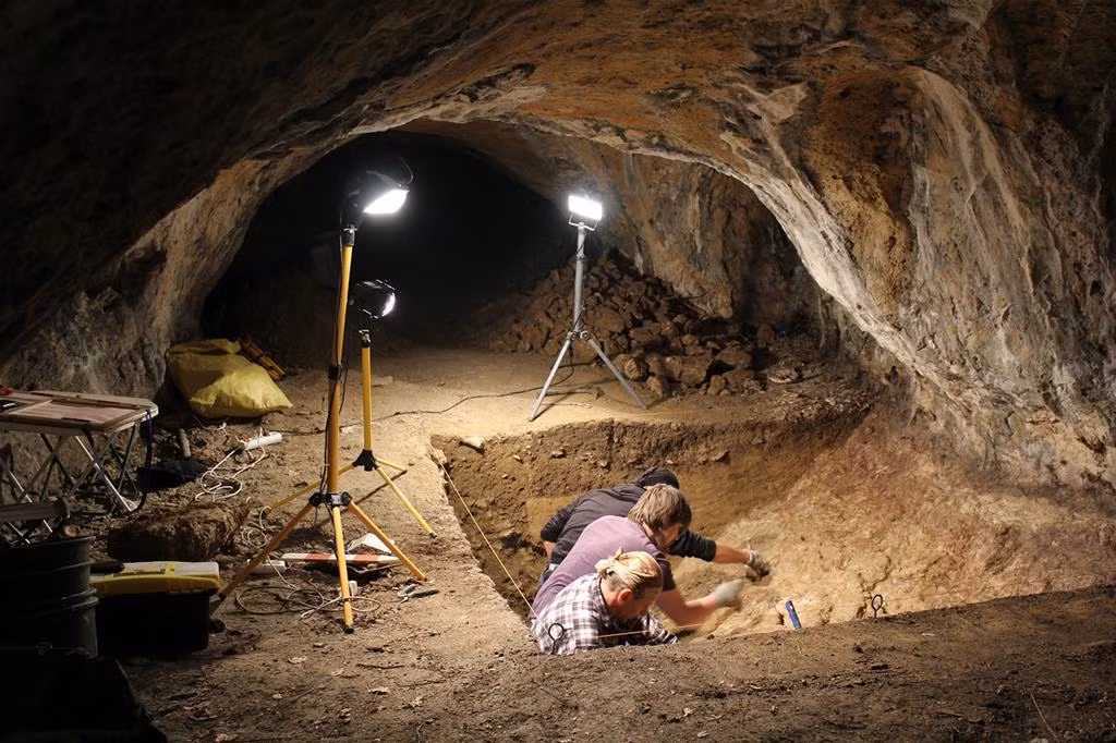 Thêm nữa, thiếu nữ này không được chôn cất cùng bất cứ món đồ tùy táng nào. Điều này khiến giới chuyên gia gặp khó khăn trong việc xác định danh tính và thân phận của cô gái.