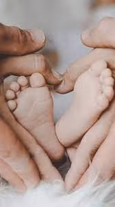 Hai trường hợp này đều được các bác sĩ tiến hành phẫu thuật tách rời chân thành công khi còn nhỏ. Nhờ vậy, các em có thể đi lại trên hai chân và có cuộc sống bình thường như mọi người.