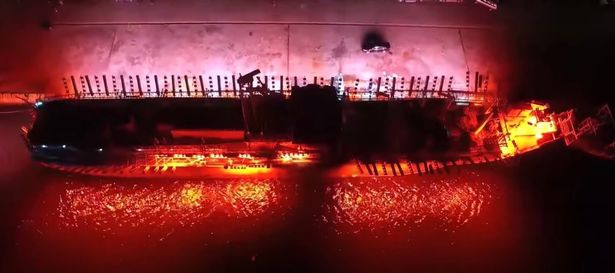 Vào buổi tối, ngư dân sử dụng đèn phát ra ánh sáng đỏ để thu hút cá thu đao nổi lên mặt nước. Từ đó, việc đánh bắt sẽ thuận lợi hơn khi cá thu đao sẽ bơi nhiều về phía tàu thuyền.