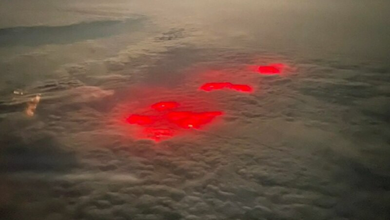 Phi công Dustin Maggard và đồng nghiệp không khỏi bất ngờ khi nhìn thấy cảnh tượng kỳ lạ và bí ẩn trên.