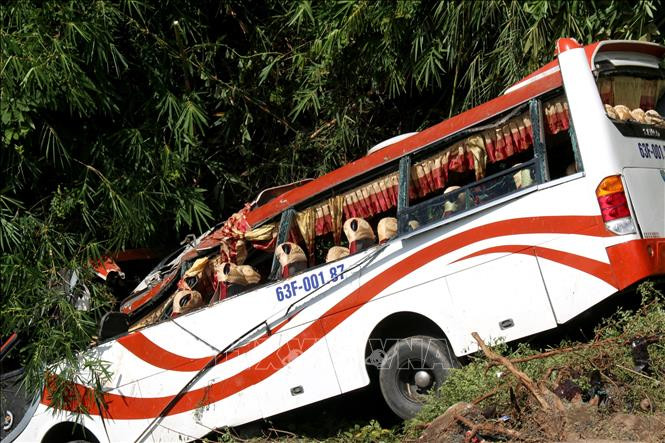 Vu xe khach roi deo o Binh Thuan: Ho tro dua 23 nan nhan di cap cuu