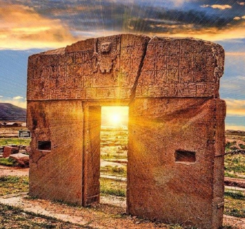 Cổng Mặt trời nằm ở Tiwanaku, Bolivia là nơi gắn liền với một bí ẩn lớn của nhân loại. Một số nhà khảo cổ tin rằng, công trình nổi tiếng này từng là trung tâm của một đế chế khổng lồ tồn tại vào thiên niên kỷ đầu tiên sau Công nguyên.