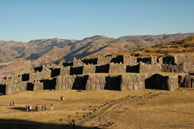 Bức tường đá Saksaywaman ở vùng ngoại ô phía bắc phố cổ Cusco, Peru được nhiều người biết đến là một công trình được tạo thành từ nhiều khối đá lớn xếp chồng lên nhau một cách hoàn hảo.