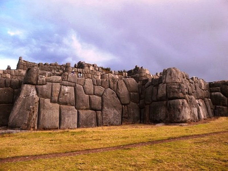 Sacsayhuaman được xây dựng như một pháo đài, khu liên hợp bao phủ một khu vực rộng lớn. Theo các chuyên gia, những gì mà chúng ta thấy ngày nay chỉ chiếm 1/4 khu liên hợp ban đầu - nơi mà có thể chứa hơn 10.000 người.