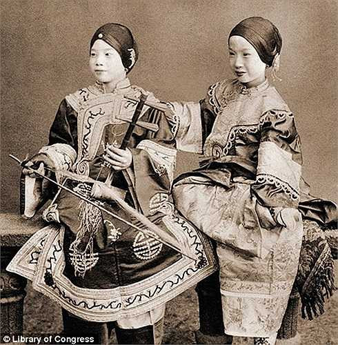 Hai thiếu nữ sống trong giai đoạn cuối thời nhà Thanh biểu diễn âm nhạc.
