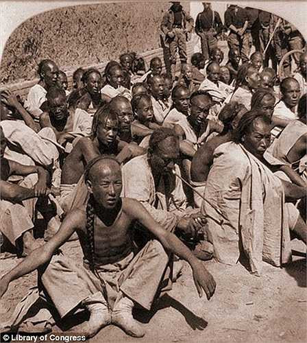 Nam giới cuối thời nhà Thanh vẫn để tóc đuôi sam truyền thống. Ở phía sau là những người phương Tây phần nào cho thấy đất nước Trung Quốc ngày càng có nhiều người nước ngoài tới sinh sống và làm việc.