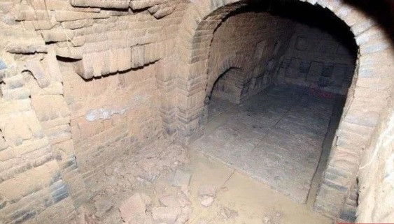 Theo các chuyên gia, ngôi mộ có hình chữ nhật và có chiều sâu 2,9m. Khi khai quật mộ cổ này, các chuyên gia vô cùng bất ngờ bởi dù có kích thước khá nhỏ nhưng bên trong có rất nhiều cổ vật.