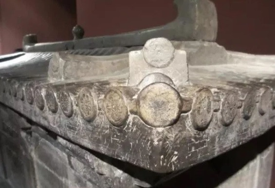 Các nhà khảo cổ khai quật được 230 cổ vật quý hiếm bao gồm đồ trang sức, chén ngọc, bình sứ, đồ thủy tinh...