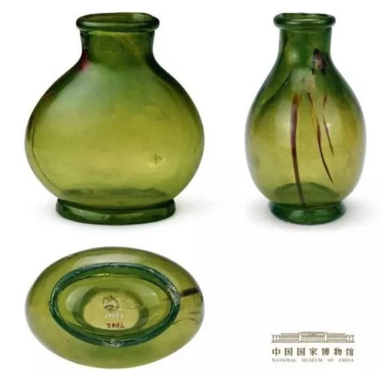 Hai tay của bé gái này đều đeo một chiếc vòng vàng và trên cổ có đeo sợi dây chuyền vàng khảm ngọc trai và đá quý.