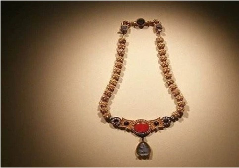 Ở giữa ngôi mộ cổ là cỗ quan tài có chiều dài 1,5m và được chế tác vô cùng tinh xảo. Khi mở nắp quan tài, các chuyên gia càng bất ngờ hơn khi nhìn thấy thi hài bé gái đầu đội vương miện.