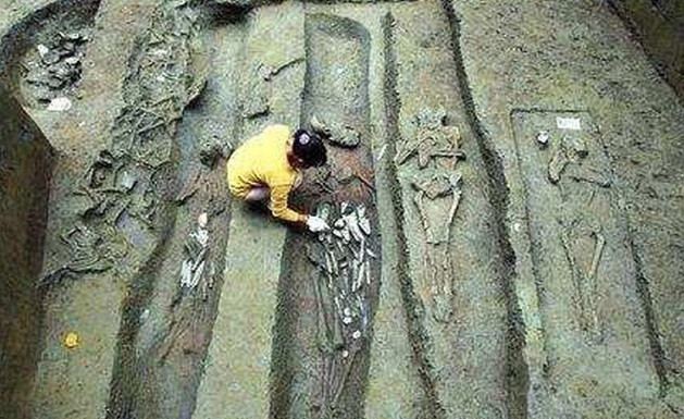 Vào năm 2016, các nhà khảo cổ phát hiện 7 ngôi mộ cổ chứa hài cốt đỏ như máu tại khu di chỉ Kim Sa thuộc quận Thanh Dương của Thành Đô, thủ phủ của tỉnh Tứ Xuyên.