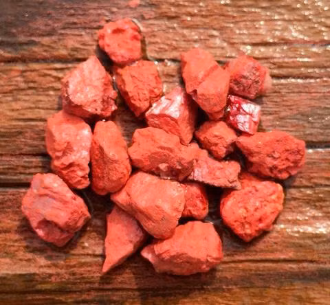 Bên trong các ngôi mộ, ngoài quan tài chứa hài cốt đỏ như máu, các chuyên gia tìm thấy nhiều đồ tùy táng như kiếm, giáo, cổ vật bằng đồng...