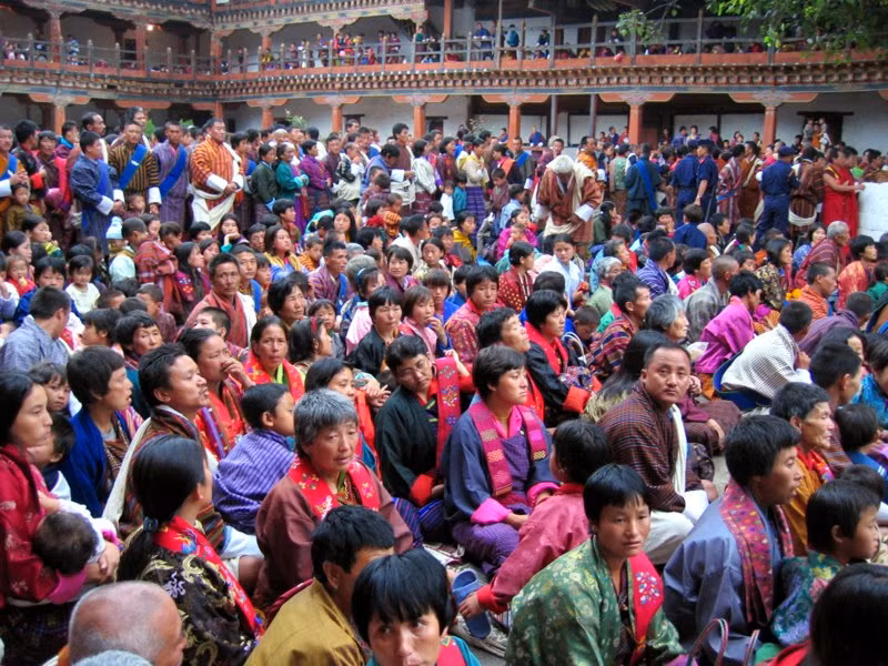 Khác với nhiều nước trên thế giới, người dân Bhutan không phân chia theo họ và tên. Mỗi người đều có 2 tên nhưng không có họ. Một số cha mẹ không đặt tên cho con mình mà chờ một ngày lành rồi đưa con tới đền để được một vị sư ban phước và đặt tên.