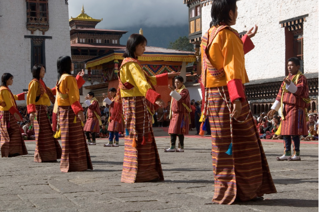 Tại Bhutan, việc giết mổ động vật được là hành động sai trái và cấm kỵ. Do đó, người dân Bhutan không được phép giết mổ động vật. Thế nhưng, điều này không có nghĩa là họ ăn chay. Trên thực tế, người Bhutan có ăn thịt cá nhưng chủ yếu nhập các loại thịt từ Ấn Độ.