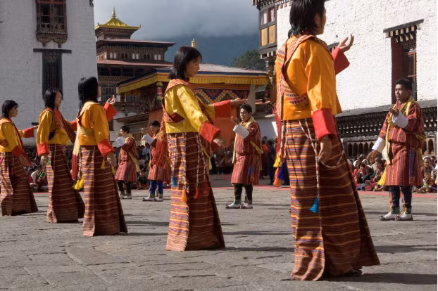 Tại Bhutan, việc giết mổ động vật được là hành động sai trái và cấm kỵ. Do đó, người dân Bhutan không được phép giết mổ động vật. Thế nhưng, điều này không có nghĩa là họ ăn chay. Trên thực tế, người Bhutan có ăn thịt cá nhưng chủ yếu nhập các loại thịt từ Ấn Độ.