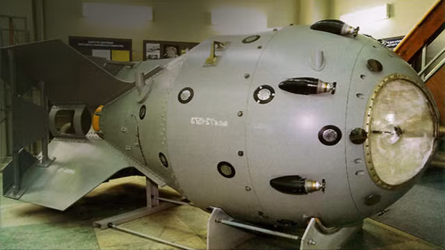 Sau 4 năm, các nhà khoa học Liên Xô đã chế tạo thành công quả bom nguyên tử đầu tiên có tên RDS-1 hay Pervaya Molniya (Tia sét đầu tiên). Vũ khí hạt nhân này được Liên Xô thử nghiệm thành công vào ngày 29/8/1949 tại bãi thử trong thị trấn Semipalatinsk, nước Cộng hòa Kazakhstan.