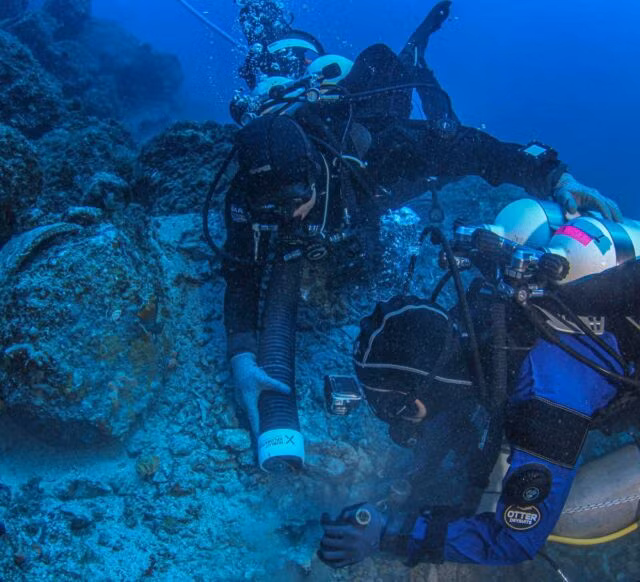 "Nó là một tác phẩm làm bằng đá cẩm thạch tuyệt đẹp. Chiếc đầu của bức tượng lớn gấp 2 lần so với người thường, có bộ râu rậm, tóc ngắn và khuôn mặt được chạm khắc chi tiết. Đây không nghi ngờ gì chính là đầu của bức tượng Hercules", giáo sư Lorenz Baumer, nhà khảo cổ học đứng đầu dự án tìm kiếm cổ vật từ con tàu đắm của Đại học Geneva cho hay.